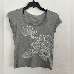 LOFT Gray Short Sleeve Tee with White Floral Design medium petite